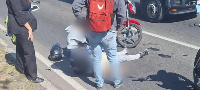 Motociclista queda herido al chocar contra auto sobre el periférico de Morelia