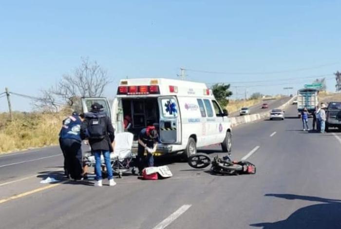 Motociclista queda herido al chocar contra una camioneta, en La Piedad