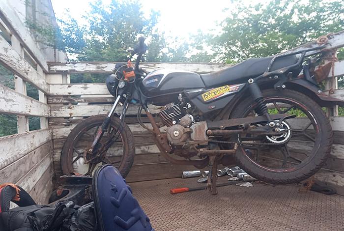 Motociclista resulta herido tras derrapar en la carretera Apatzingán-La Loma de los Hoyos