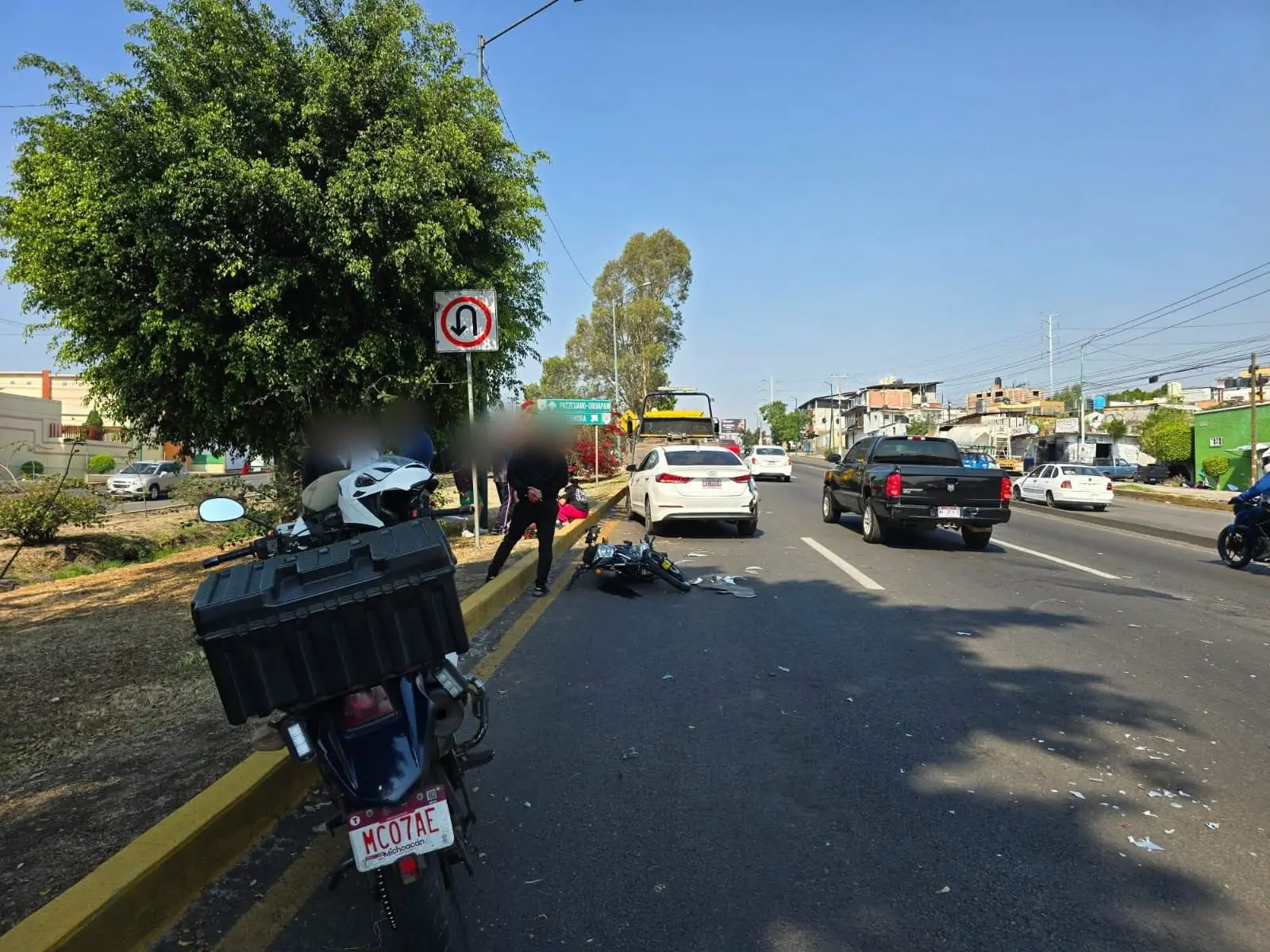 Motociclista resulta herido tras chocar contra auto en el Libramiento Poniente de Morelia