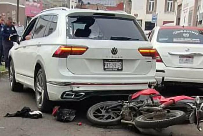 Motociclista se impacta contra una camioneta en el Centro de Morelia
