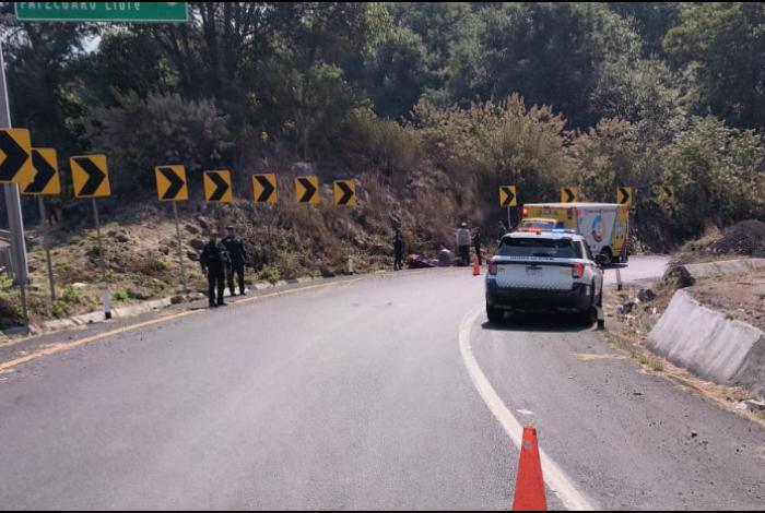 Motociclista y acompañante derrapan sobre la autopista Pátzcuaro – Uruapan