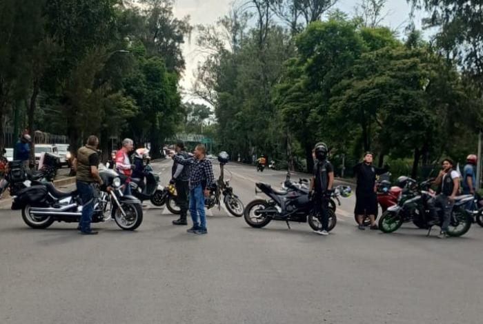 Motociclistas bloquean Camelinas por constantes accidentes fatales