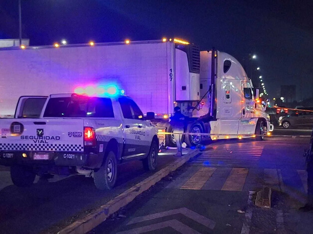 Motociclistas chocan contra tráiler en el Boulevard Industrial; hay un muerto y dos heridos