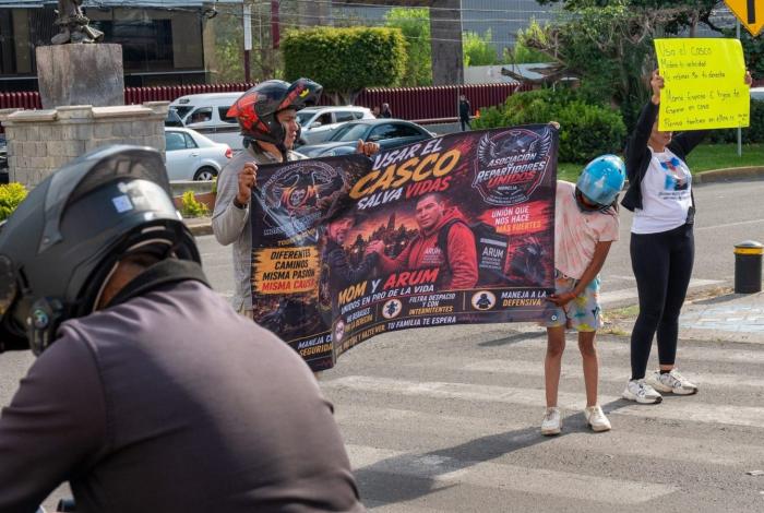 Motociclistas llevan al semáforo un llamado a compartir la vía