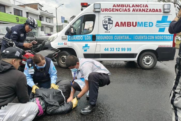 Motorepartidora es chocada por camión de pasajeros en la Madero Poniente