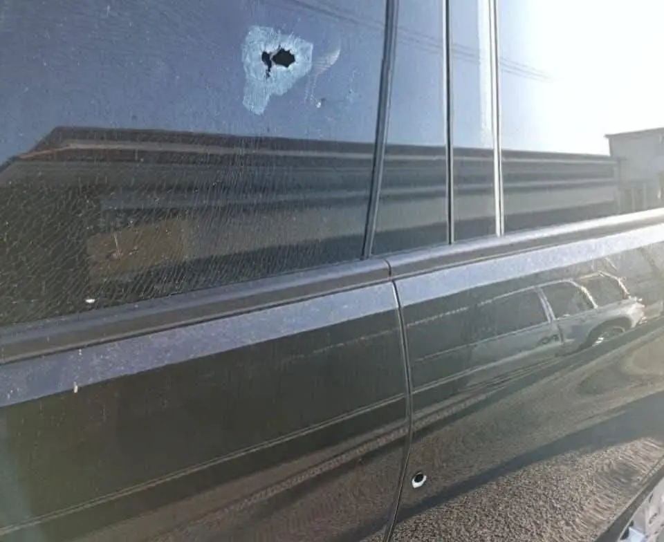 Motosicarios atacan a balazos a una mujer