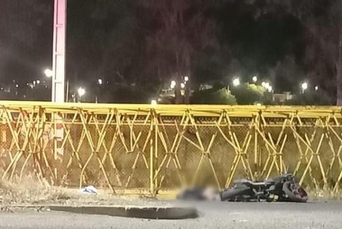 Mu3r3 motociclista tras ser impactado por un auto en la Madero Poniente