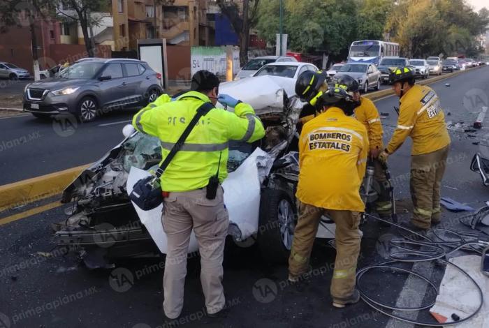 Mu3r3 mujer en terrible choque en salida a Pátzcuaro; hay otro herido