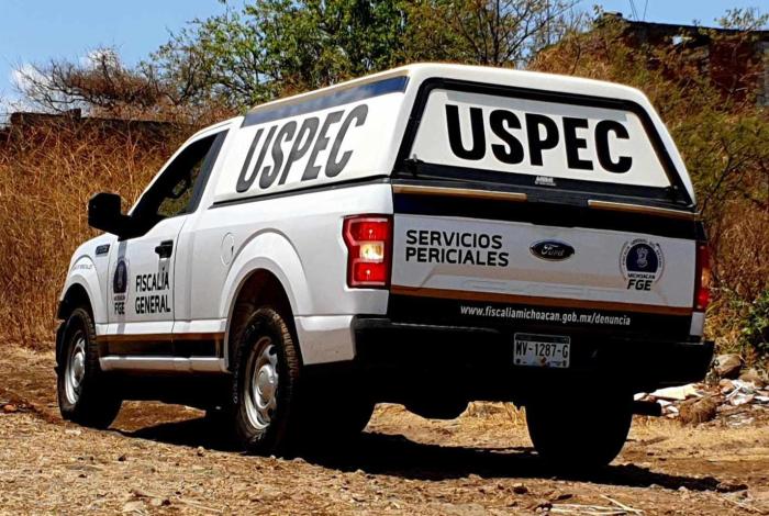 Mu3re motociclista en camino de terracería, en Pátzcuaro