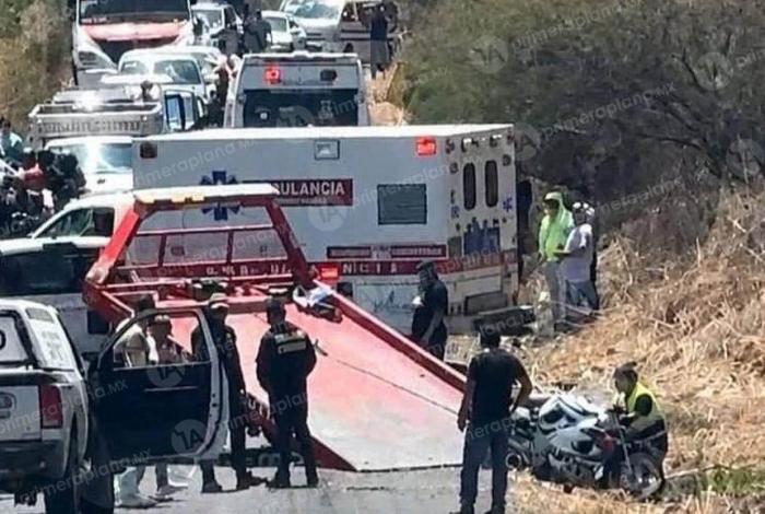 Mu3re motociclista en carretera Venustiano Carranza–Pajacuarán
