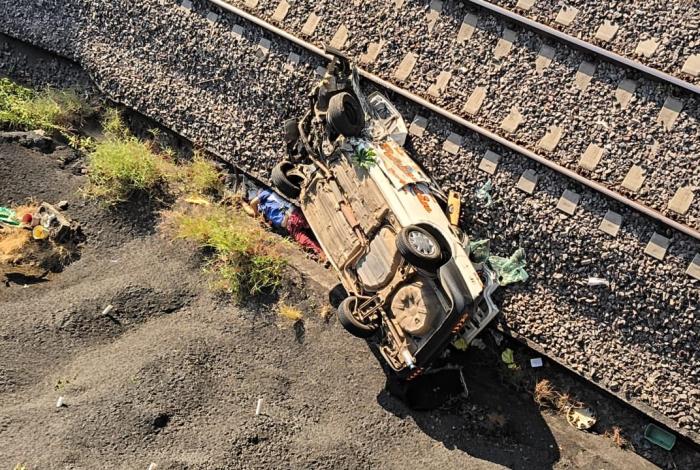 Muer3 conductor de taxi que cayó a las vías del tren en Ziracuaretiro