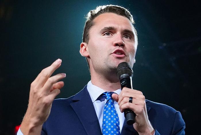 Muere Charlie Kirk, comentarista y aliado de Trump, tras recibir disparo en una universidad