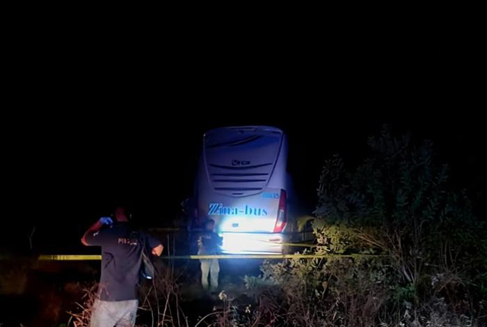  Muere chofer de autobús al accidentarse sobre la carretera Huetamo-Cumburindio