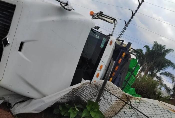 Muere conductor de camión luego de perder el control de la unidad en Peribán