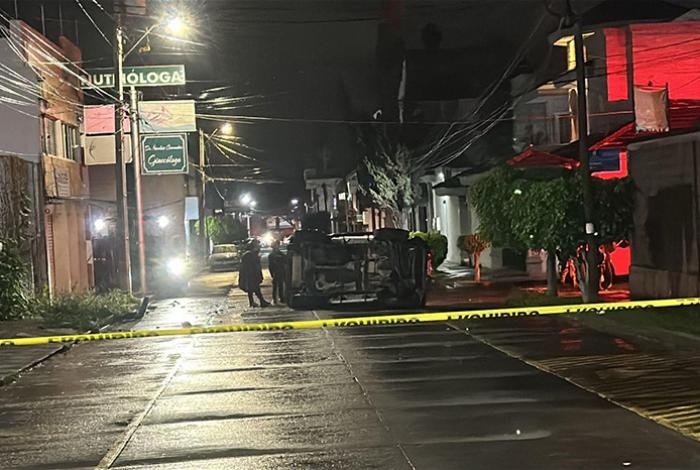 Muere conductor tras ser atacado a balazos y volcar su camioneta en Uruapan