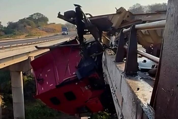 Muere conductor tras volcadura de camión de carga en la Autopista de Occidente, a la altura de Maravatío