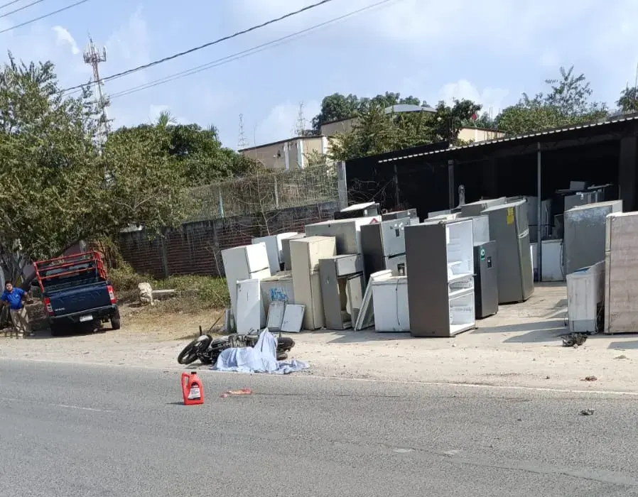 Muere motociclista al derrapar en el libramiento de Las Guacamayas, en Lázaro Cárdenas