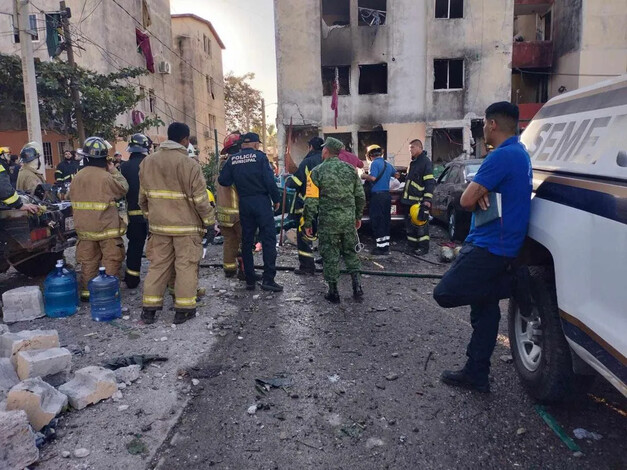 Muere niño afectado por explosión en departamentos de Lázaro Cárdenas