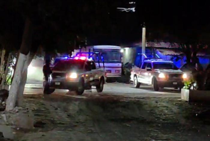 Muere presunto implicado en robo tras persecución y choque en Apatzingán