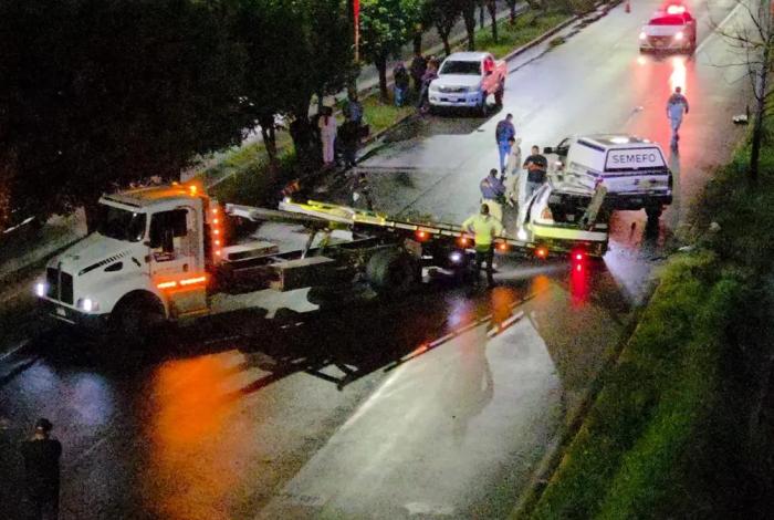 Mueren 3 jóvenes tras volcar el auto en el que circulaban en Morelia