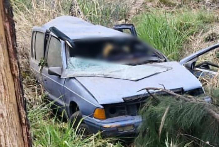 Mueren dos jóvenes en choque de auto contra árbol en la Morelia-Salamanca