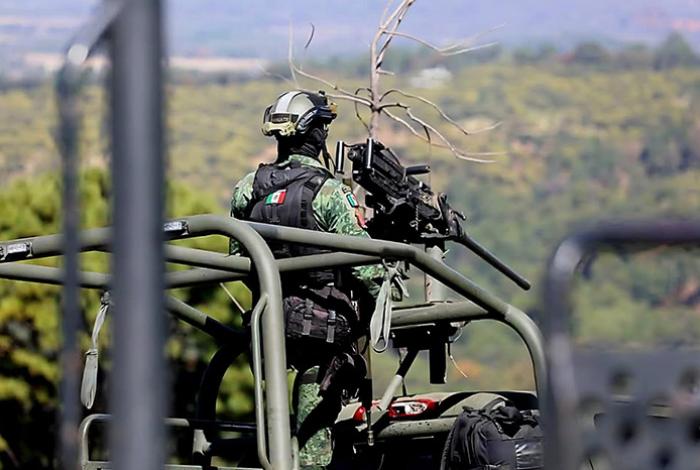 Mueren dos sujetos armados en enfrentamiento con fuerzas federales en Aguililla