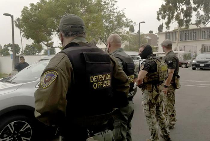 Muerte de migrante que huía de agentes no frena las redadas en Los Ángeles