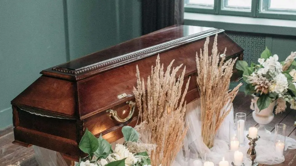 Mujer de 88 años de edad revive dentro de su ataúd tras ser declarada muerta