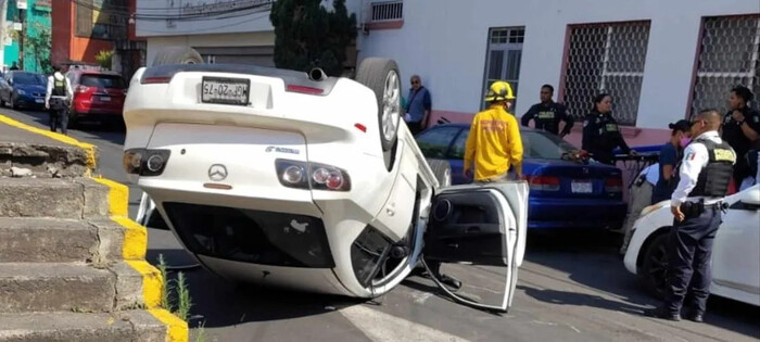  Mujer embarazada resulta herida tras volcadura de auto al sur de Morelia