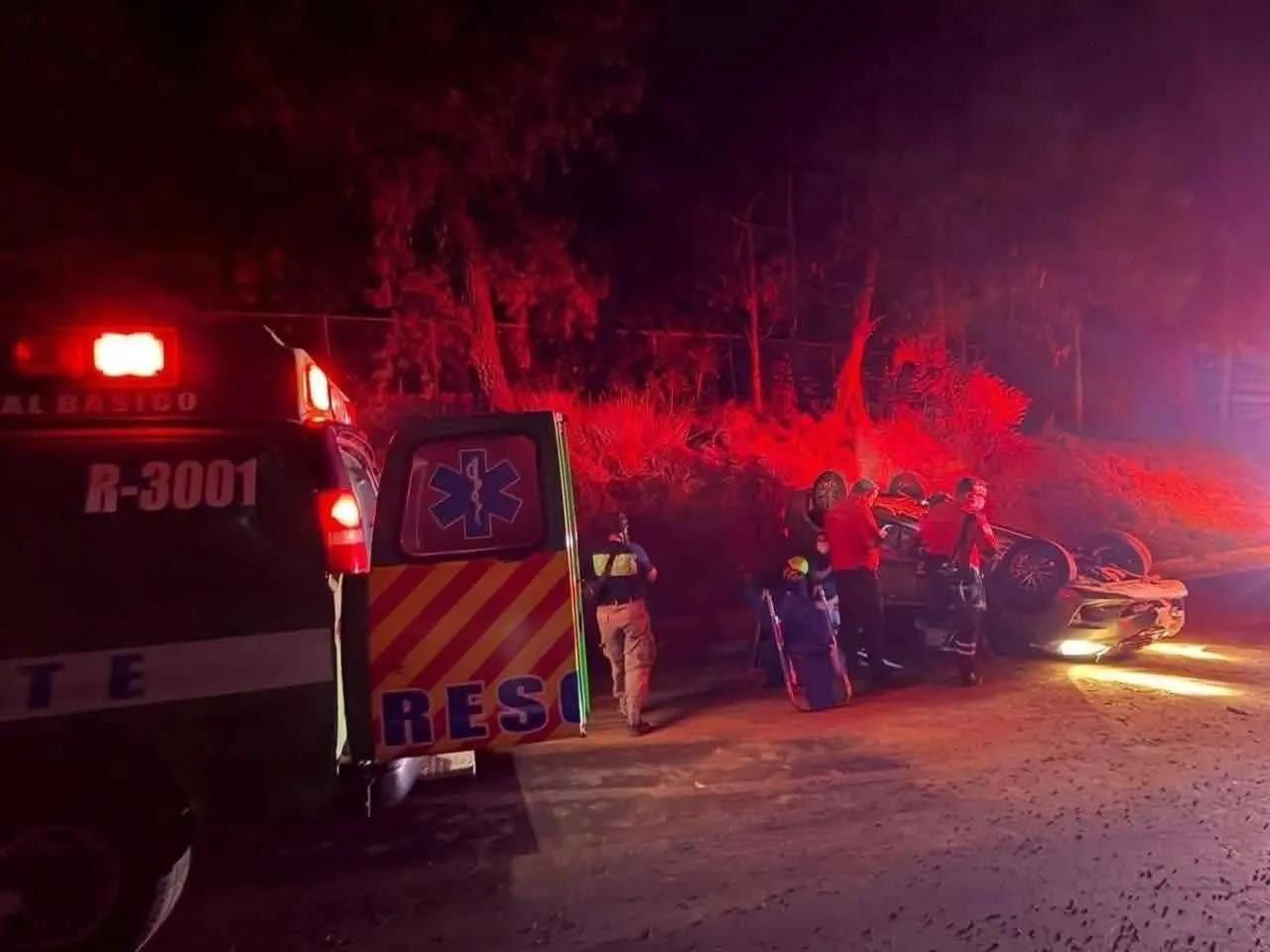 Mujer embarazada resulta herida al volcar su auto en la Uruapan-Paracho