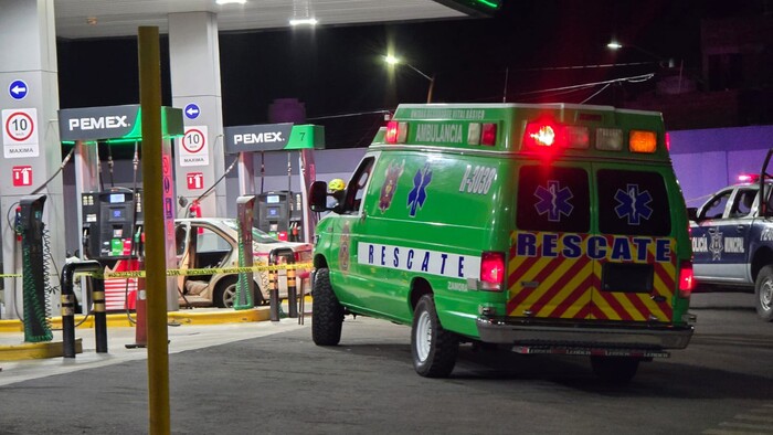 Mujer es asesinada a balazos a bordo de un taxi, en gasolinera de Zamora