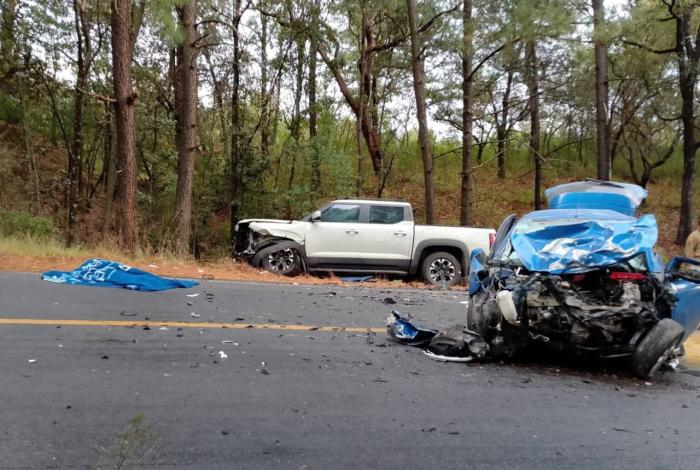 Mujer fallece tras choque entre auto y camioneta en la Morelia-Maravatío; hay un herido