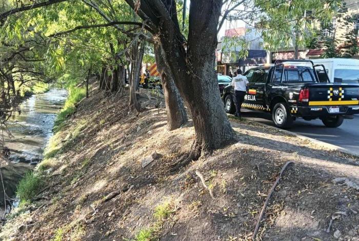 Mujer sufre caída a la orilla del Río Chiquito en Morelia; policías y bomberos la auxilian