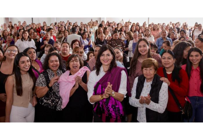Mujeres de Uruapan arropan a Gaby Molina