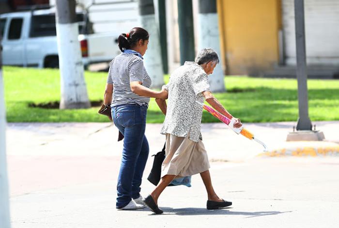 Mujeres más pobres trabajan hasta 11.5 horas diarias sin salario: urgen a reducir desigualdad
