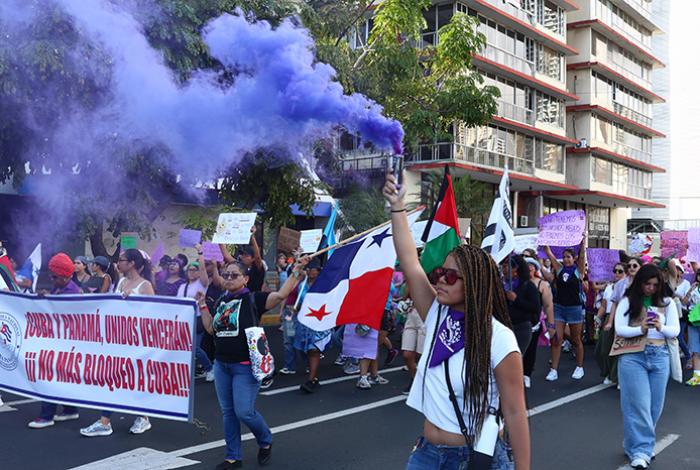 Mujeres panameñas marchan y denuncian precariedad laboral y feminicidios