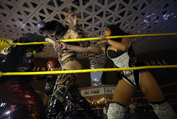 Mujeres trans suben al ring de lucha libre para desafiar la transfobia en México