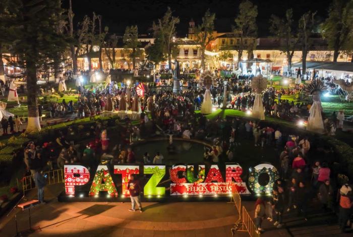 Nacimiento y árbol monumental ya iluminan la magia de la Navidad en Pátzcuaro: Sectur