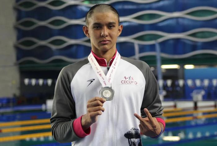 Nadador michoacano de 14 años gana plata en Olimpiada Nacional
