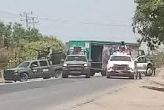 Narcobloqueos en Apatzingán: grupos armados secuestran vehículos