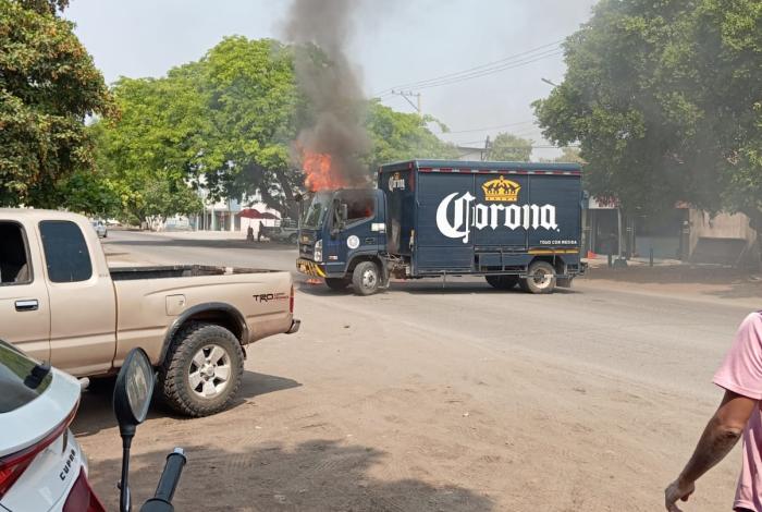 Narcobloqueos y quemas en carretera Apatzingán-Buena Vista