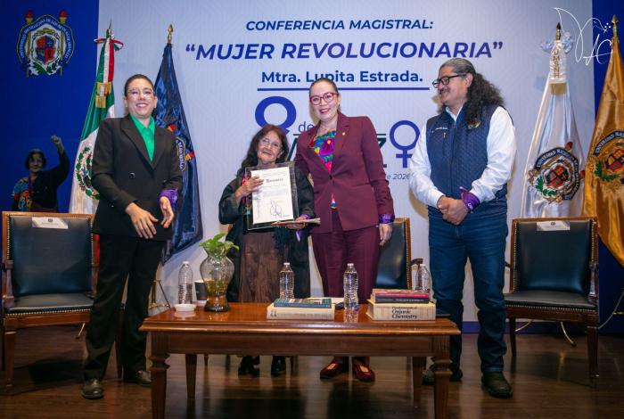 Necesario visibilizar el papel de las mujeres en la historia, señala la profesora Lupita Estrada ante estudiantes