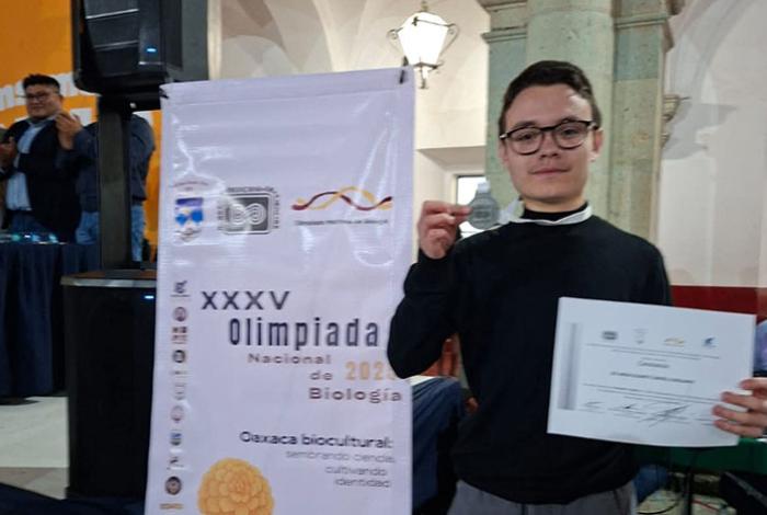 Ángel Emiliano de Anda, alumno de la PREFECO, gana medalla de plata en la XXXV Olimpiada Nacional de Biología
