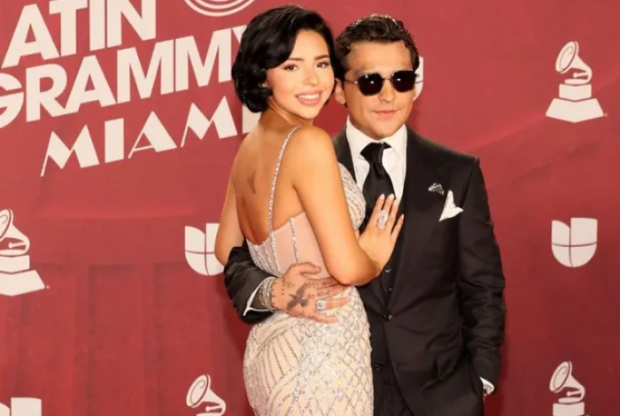 Ángela Aguilar y Nodal se besan en show en Guadalajara