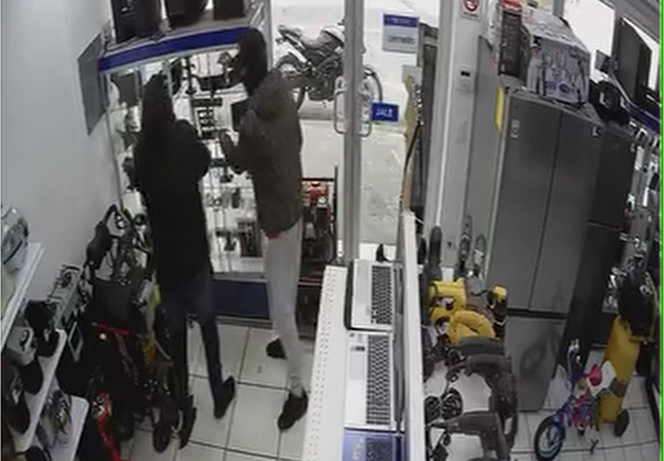 Ni la alarma espantó a dos la dro nes en casa de empeño de Uruapan