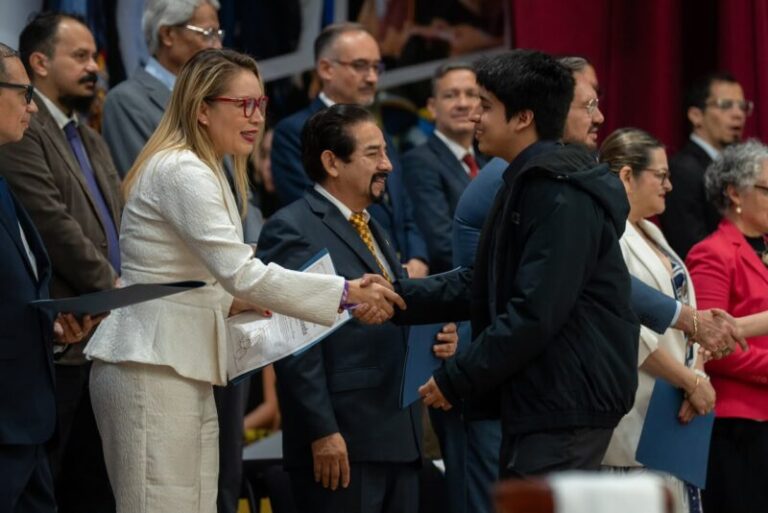 Nicolaitas de excelencia; Yarabí Ávila entrego reconocimientos a estudiantes con calificaciones más altas en examen de admisión