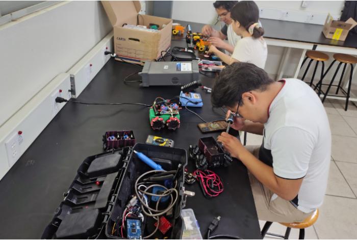 Nicolaitas destacados en robótica con miras a participar en la Copa FutBot MX 2026