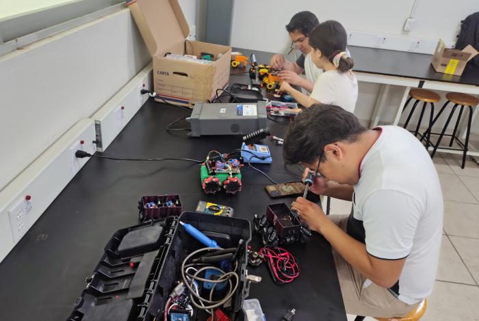 Nicolaitas destacados en robótica, con miras a participar en la Copa FutBot MX 2026