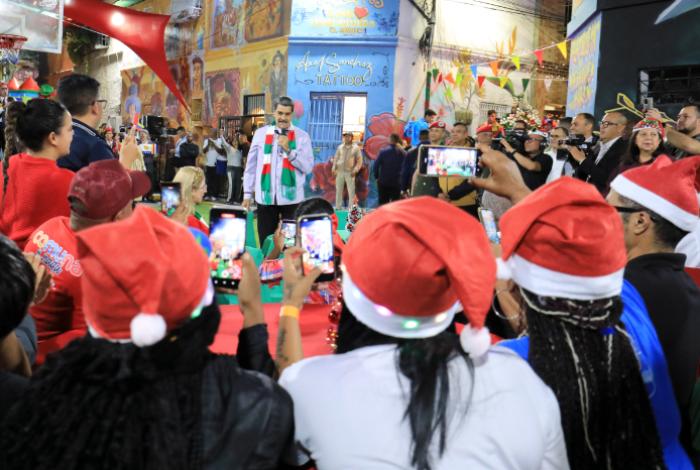 Nicolás Maduro desea feliz Navidad y menciona  que la paz será el destino de Venezuela